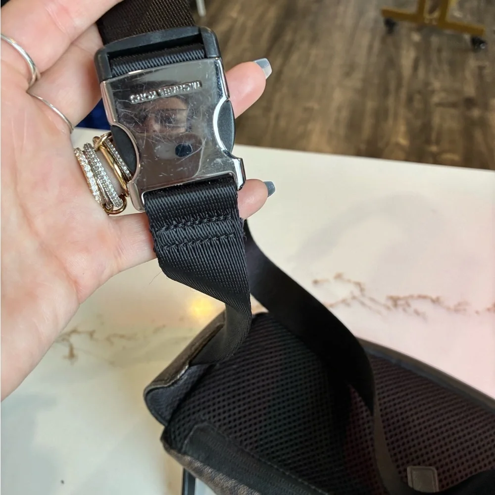 Michael Kors logo print cross pack with yellow detail - Picture 3 of 6